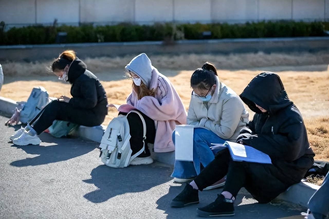 “考研热”显著退潮2026考研报名343万人人数被考公反超